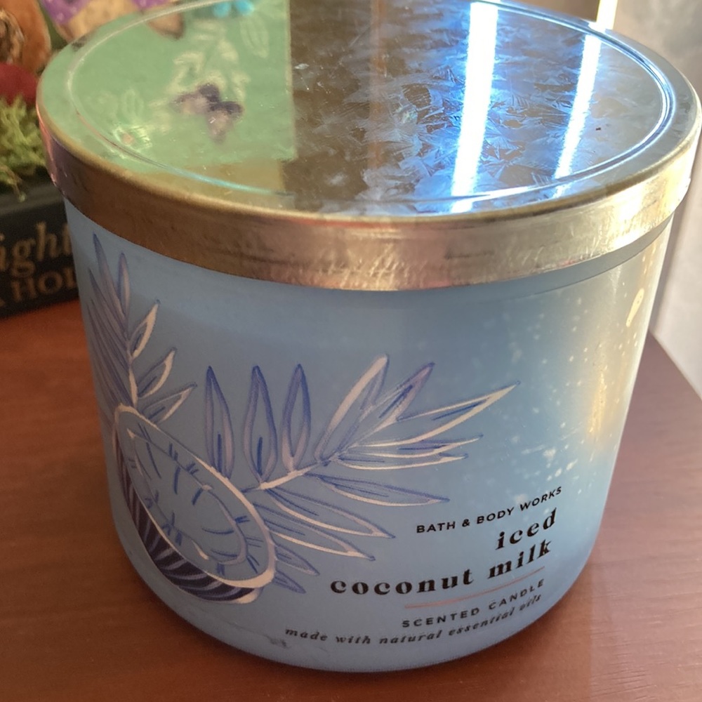 Bath and Body Works iced coconut milk candle